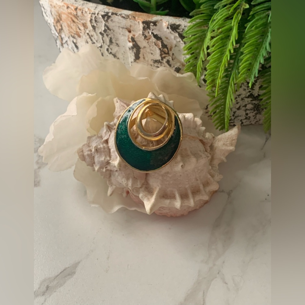 Vintage Emerald Green/Gold tone scarf brooch.